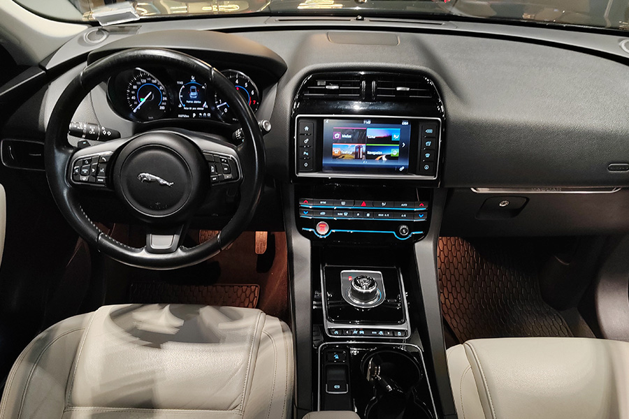 Jaguar F-Pace 3.0 V6 SC Prestige   / PREVIA CITA 